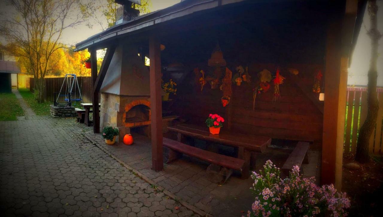 Penzión pod Troma Korunami Cerveny Klástor Exterior foto